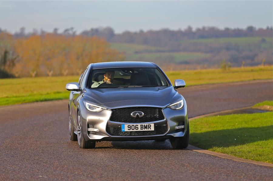  Infiniti Q30S 2.2d AWD 2016 года  (UK) (фото 14 из 25)